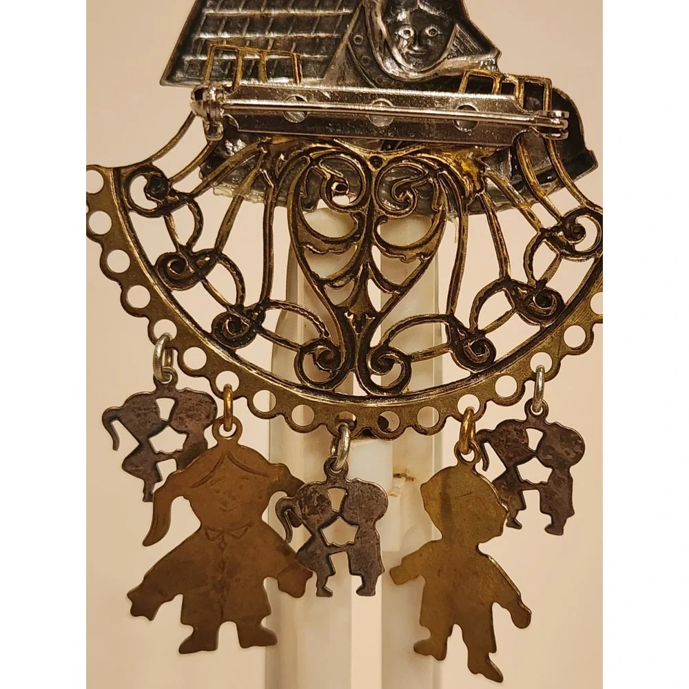 Rare Vintage Old Woman Who Lived in a Shoe‎ Pin Brooch Charms Family